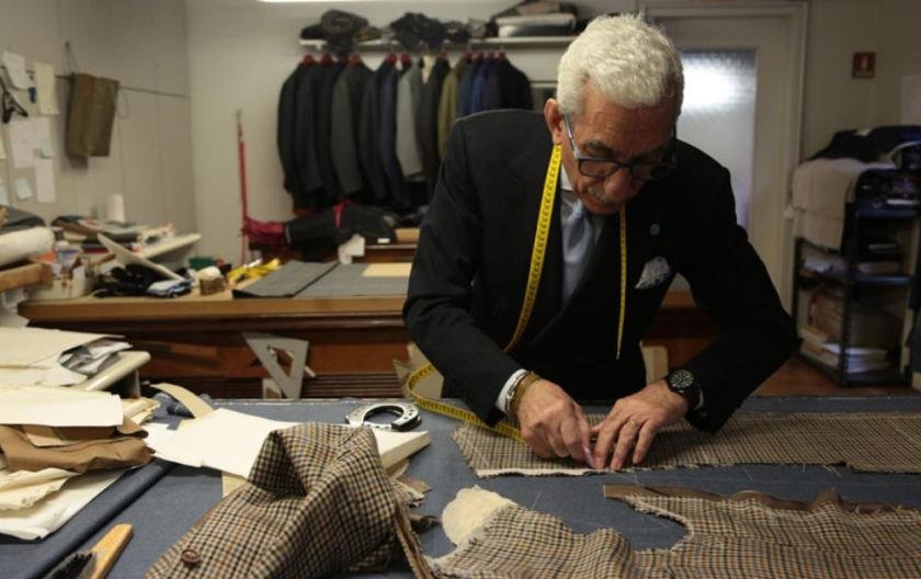 How Do Bespoke Tailors Handle Customizations for Clients?